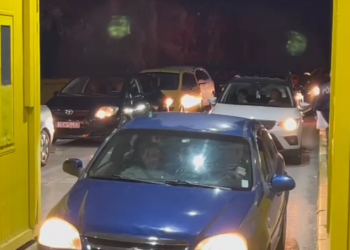 Pashkët Ortodokse, fluks i madh në Kapshticë, qytetarët: Pritja më shumë se një orë