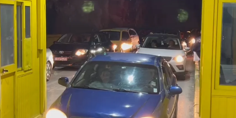 Pashkët Ortodokse, fluks i madh në Kapshticë, qytetarët: Pritja më shumë se një orë