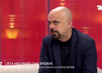 “Pengu im”/ Rrëfimi i Albatros Rexhaj në “Ftesë në 5”: nga humbja e vëllait te sfidat dhe frikërat e jetës.