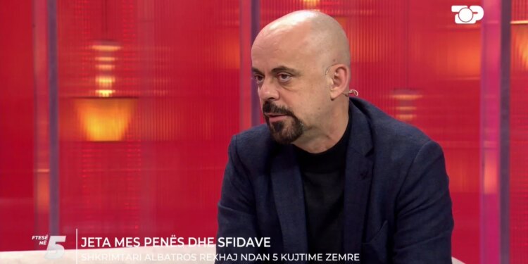 “Pengu im”/ Rrëfimi i Albatros Rexhaj në “Ftesë në 5”: nga humbja e vëllait te sfidat dhe frikërat e jetës.