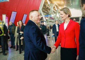 Përfaqësuesja e Departamentit të Shtetit të SHBA-së viziton Aeroportin "Nënë Tereza": Grupi Kastrati po instalon pajisje kontrolli të prodhuara në Shtetet e Bashkuara për të forcuar sigurinë kufitare.