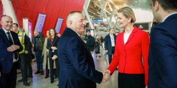 Përfaqësuesja e Departamentit të Shtetit të SHBA-së viziton Aeroportin "Nënë Tereza": Grupi Kastrati po instalon pajisje kontrolli të prodhuara në Shtetet e Bashkuara për të forcuar sigurinë kufitare.