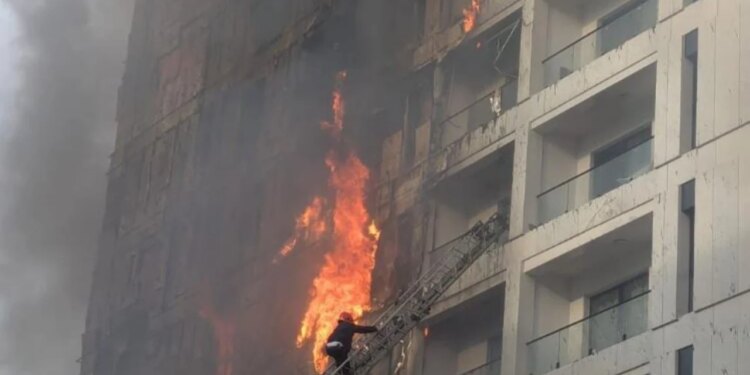 Përfundon ekspertiza e zjarrit në pallatin pranë QSUT, kush shkaktoi rënien e flakëve