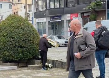 Përkujtimorja e katër martirëve të 2 prillit në Shkodër, demokrati heq kurorat me lule të vendosura nga Benet Beci: Pasardhës të komunizmit, thotë ai.