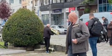 Përkujtimorja e katër martirëve të 2 prillit në Shkodër, demokrati heq kurorat me lule të vendosura nga Benet Beci: Pasardhës të komunizmit, thotë ai.