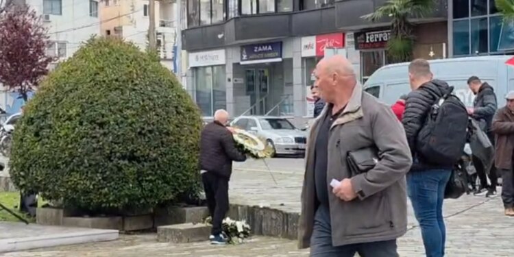 Përkujtimorja e katër martirëve të 2 prillit në Shkodër, demokrati heq kurorat me lule të vendosura nga Benet Beci: Pasardhës të komunizmit, thotë ai.