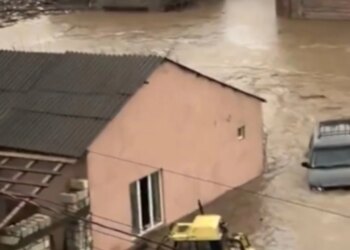 Përmbytje të mëdha në Rusi: Dy viktima dhe mbi 4 mijë të evakuuar nga zonat e rrezikshme