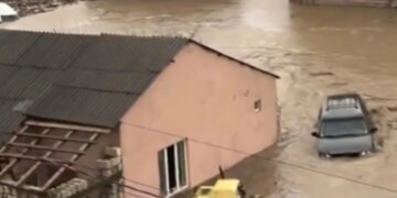 Përmbytje të mëdha në Rusi: Dy viktima dhe mbi 4 mijë të evakuuar nga zonat e rrezikshme