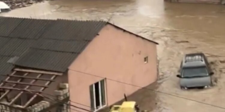 Përmbytje të mëdha në Rusi: Dy viktima dhe mbi 4 mijë të evakuuar nga zonat e rrezikshme