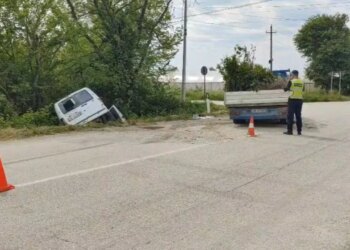 Përplasen dy automjete në Lushnjë, njëra përfundon në kanalin me ujë, tre të lënduar