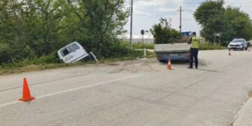 Përplasen dy automjete në Lushnjë, njëra përfundon në kanalin me ujë, tre të lënduar