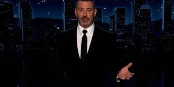 Përplasja Trump–Kimmel: Komediani i përgjigjet presidentit amerikan, shfaqja vazhdon