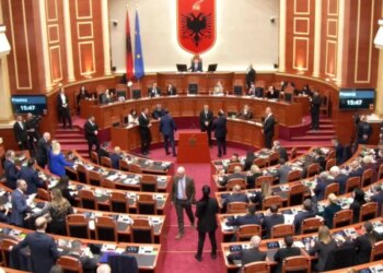 Përplasje në Kuvend: PS ndërpret debatin dhe kalon direkt në votim të rendit të ditës, PD largohet nga seanca.