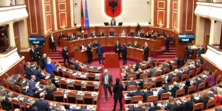 Përplasje në Kuvend: PS ndërpret debatin dhe kalon direkt në votim të rendit të ditës, PD largohet nga seanca.