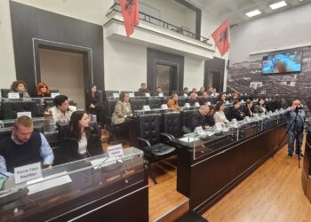 Përplasje të ashpra në Këshillin Bashkiak të Durrësit për shkak të kërkesës për rritjen e pagave të drejtorëve të bashkisë.