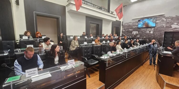Përplasje të ashpra në Këshillin Bashkiak të Durrësit për shkak të kërkesës për rritjen e pagave të drejtorëve të bashkisë.