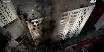 Përse flakët përpinë pallatin pranë QSUT dhe a u verifikua materiali i fasadës? Rasti i Anglisë pa mësim