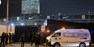 Peru, incidenti në stadiumin e Limës gjatë grumbullimit të tifozëve përfundoi me fatalitet; 1 person i vdekur dhe disa të plagosur