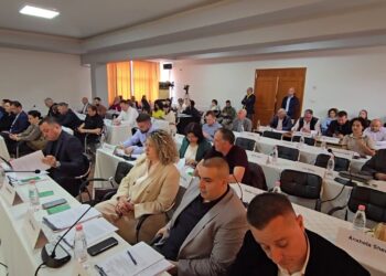 Plazhet publike në Vlorë: tarifa 700 lekë miratohet nga këshilltarët e majtë bashkiakë; opozita kundërshton