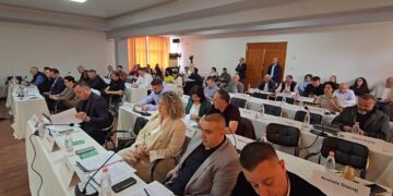 Plazhet publike në Vlorë: tarifa 700 lekë miratohet nga këshilltarët e majtë bashkiakë; opozita kundërshton