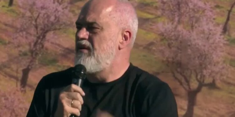 Po na mbledhin në kooperativë socialistët / Rama me fermerët e Dibrës: Shoqëri të bashkuara bujqësore, mbështetje financiare-institucionale