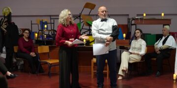 "Poeti" në universitet, studentët e Gjirokastrës prezantojnë krijimtarinë e Petrit Rukës