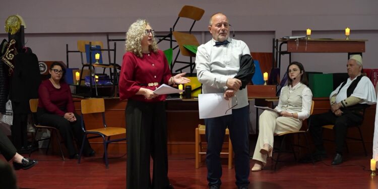 "Poeti" në universitet, studentët e Gjirokastrës prezantojnë krijimtarinë e Petrit Rukës