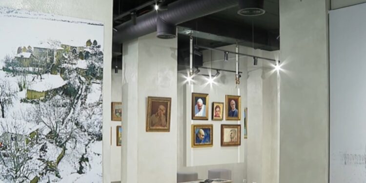 Policët piktorë ekspozojnë të parët punimet e tyre në galerinë, dikur pronë e Redian Rrajës