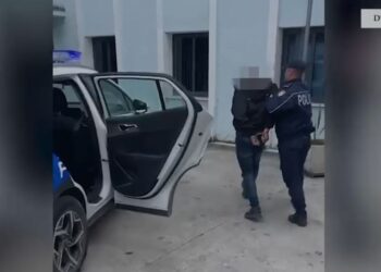 Policia arreston dy të rinj në Tiranë dhe Krujë për shitje lëndësh narkotike