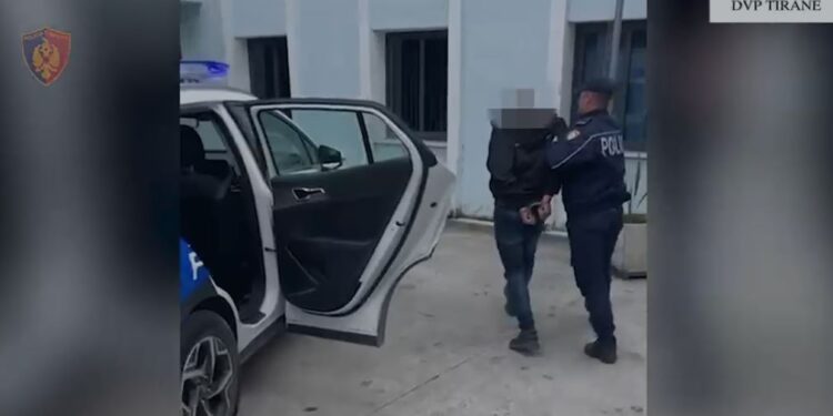 Policia arreston dy të rinj në Tiranë dhe Krujë për shitje lëndësh narkotike