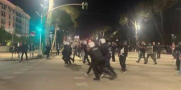 Policia arreston në flagrancë disa persona që po hidhnin molotov drejt kryeministrisë