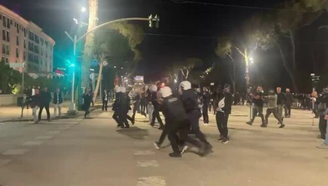 Policia arreston në flagrancë disa persona që po hidhnin molotov drejt kryeministrisë