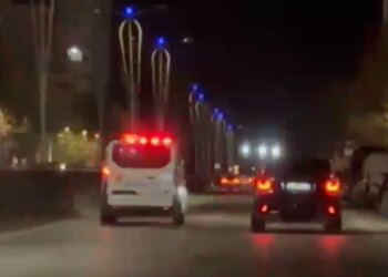 Policia e Vlorës alarmohet nga një telefonatë të pazakontë: "Hajdeni se kam vrarë mamanë" — rezultatet pas hetimeve. 

Pas këtij njoftimi, forca të shumta policore, mes tyre "Shqiponjat" dhe njësitë operative, kanë dalë në vendin e supozuar të ngjarjes.