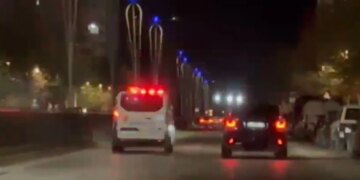 Policia e Vlorës alarmohet nga një telefonatë të pazakontë: "Hajdeni se kam vrarë mamanë" — rezultatet pas hetimeve. 

Pas këtij njoftimi, forca të shumta policore, mes tyre "Shqiponjat" dhe njësitë operative, kanë dalë në vendin e supozuar të ngjarjes.