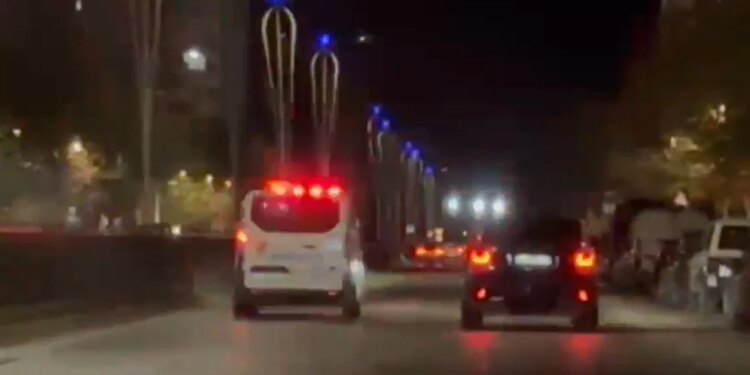 Policia e Vlorës alarmohet nga një telefonatë të pazakontë: "Hajdeni se kam vrarë mamanë" — rezultatet pas hetimeve. 

Pas këtij njoftimi, forca të shumta policore, mes tyre "Shqiponjat" dhe njësitë operative, kanë dalë në vendin e supozuar të ngjarjes.