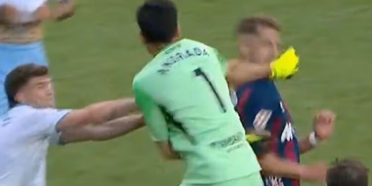 Portieri spanjoll rrezikon dënim historik pas goditjes me grusht ndaj kapitenit kundërshtar