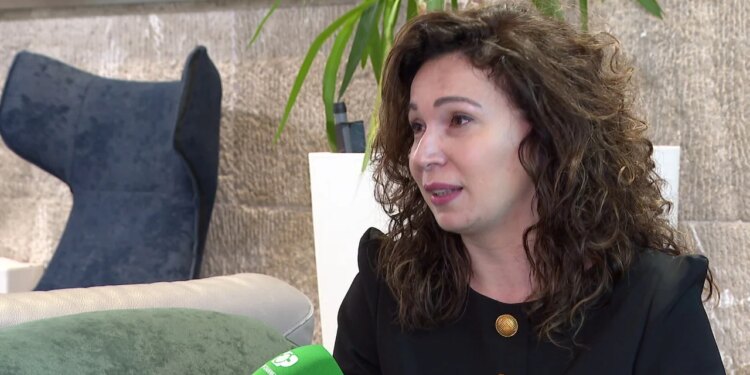 Prefektja e Korçës rrëfen se nuk ka mjaftueshëm shërbime dhe mungesë mbështetjeje për fëmijët si djali i saj