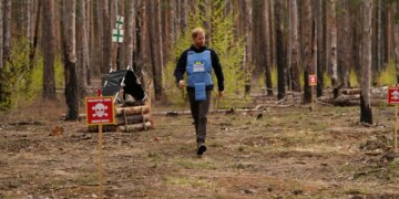 Princi Harry si Diana: eci përmes një fushe të minuar si nëna e tij 30 vjet më parë