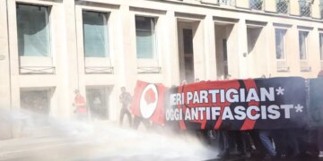 Protestë e dhunshme në Milano: përplasje me policinë; fishekzjarrë dhe tymuese hidhen në Duomo