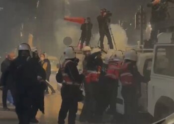 Pse silleni kështu? Berisha ndan video nga protesta para Kryeministrisë; u habitën dhe të huajt, pyetën policët