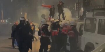 Pse silleni kështu? Berisha ndan video nga protesta para Kryeministrisë; u habitën dhe të huajt, pyetën policët