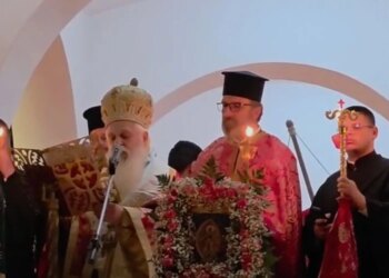 Qindra besimtarë në Kishën e Shën Gjergjit në Fier, mesazhe shprese dhe paqe nga Imzot Nikolla Hysi