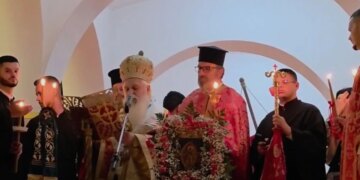 Qindra besimtarë në Kishën e Shën Gjergjit në Fier, mesazhe shprese dhe paqe nga Imzot Nikolla Hysi