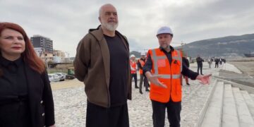 Rama inspekton punimet në shëtitoren e re në Vlorë: Nevojiten vende të tjera për parkime