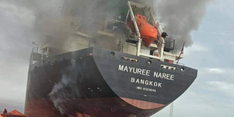 Reagimet pas sulmit ndaj anijes tregtare tajlandeze në Ngushticën e Hormuzit, zbulohen mbetje njerëzore.