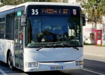 Reduktimi i autobusëve me 40%: Transporti urban dhe ndërqytetas në marrëveshje me qeverinë për normalizim.