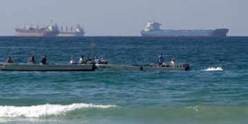 Rikthehet normaliteti i trafikut detar në Gjirin Persik, 20 anije kalojnë pa probleme Ngushticën e Hormuzit