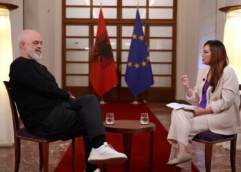 “Rrëfimi ekskluziv i Ramës për librin ‘Në Sofrën e Hënës’: ‘Nuk kam njohur tjetër shkrimtar përveç Kadaresë’, deklarata e tij për dashurinë për gjuhën shqipe”