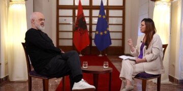 “Rrëfimi ekskluziv i Ramës për librin ‘Në Sofrën e Hënës’: ‘Nuk kam njohur tjetër shkrimtar përveç Kadaresë’, deklarata e tij për dashurinë për gjuhën shqipe”