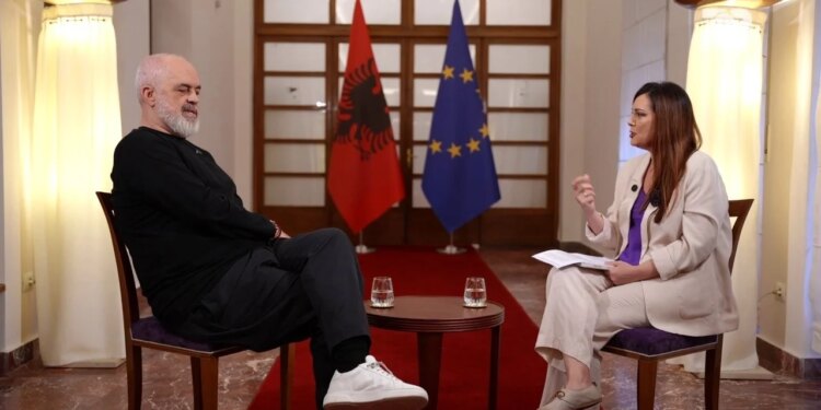 “Rrëfimi ekskluziv i Ramës për librin ‘Në Sofrën e Hënës’: ‘Nuk kam njohur tjetër shkrimtar përveç Kadaresë’, deklarata e tij për dashurinë për gjuhën shqipe”